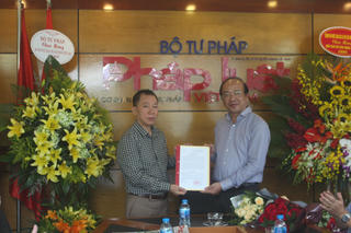 Thứ trưởng Phan Chí Hiếu chúc mừng Báo PLVN và trao quyết định tái bổ nhiệm cho Tổng Biên tập Đào Văn Hội