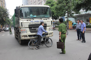 Vụ xe chở rác đâm tử vong nam sinh: Bỏ lọt tội phạm?