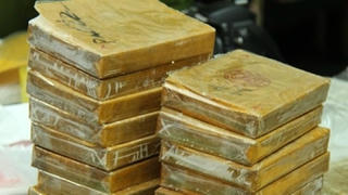 Lào Cai bắt vụ vận chuyển trái phép 10 bánh heroin 