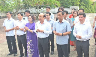 Thứ trưởng Phan Chí Hiếu dâng hương tại Khu di tích lịch sử Bộ Tư pháp