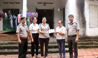 Cục Thi hành án dân sự tỉnh Vĩnh Phúc thăm, tặng quà gia đình chính sách