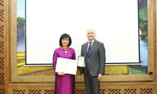 Trao tặng Huân chương Công trạng của Tổng thống nước Cộng hòa Italia cho Thứ trưởng Đặng Hoàng Oanh