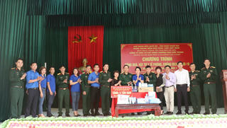 Chung tay tặng quà, vật tư y tế phòng, chống dịch Covid-19