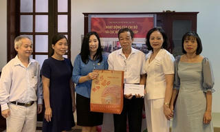 Công đoàn Bộ Tư pháp thăm hỏi, động viên người có hoàn cảnh khó khăn