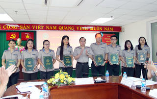 TP Hồ Chí Minh: Trao quyết định chấp hành viên sơ cấp