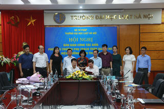 Bàn giao công tác quản lý của Hiệu trưởng Trường Đại học Luật Hà Nội