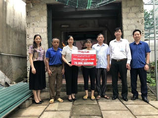 Sở Tư pháp Bắc Giang trao tặng “ngôi nhà tư pháp” cho cán bộ Tư pháp có hoàn cảnh khó khăn.