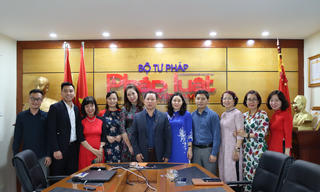 Báo Pháp luật Việt Nam hưởng ứng tuần lễ áo dài