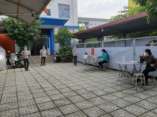 Chi cục Thi hành án dân sự huyện Hóc Môn kịp thời chi trả tiền cho người lao động.