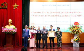 Vụ Pháp chế Bộ VHTT&DL đón nhận Huân chương lao động hạng Nhất
