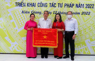 Ngành Tư pháp Kiên Giang đón nhận “Cờ thi đua ngành Tư pháp” năm 2021