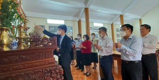 Thứ trưởng Nguyễn Thanh Tịnh dâng hương tại Khu di tích lịch sử của Bộ