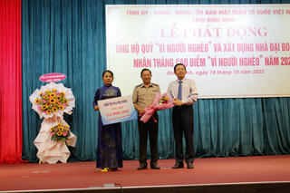 Khối thi đua nội chính Bình Định ủng hộ Quỹ “Vì người nghèo”