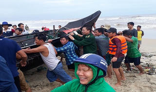 Cứu 4 ngư dân bị sóng biển đánh chìm thuyền