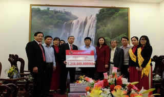 Agribank hỗ trợ 1,25 tỷ đồng cho đồng bào lũ lụt tỉnh Thừa Thiên - Huế