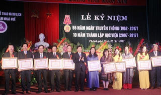 Bộ trưởng Nguyễn Ngọc Thiện chia vui với Học viện Âm nhạc Huế