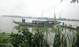 Nỗ lực tìm kiếm bé gái 4 tuổi mất tích, nghi do rơi xuống sông