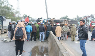 Giải cứu 3 người trọng thương trong cabin xe tải lật ngửa trên đường