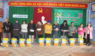 Công đoàn Cơ sở chi nhánh NHCSXH tỉnh TT- Huế trao quà tết vì người nghèo