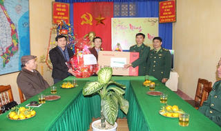 Công đoàn cơ sở NHCSXH TT- Huế tặng quà chiến sĩ vùng biên cương
