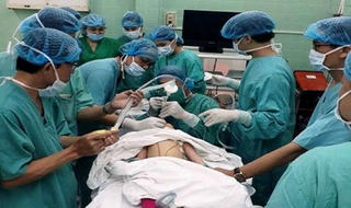 Bệnh nhi 7 tháng tuổi bị hóc hạt dưa ở phế quản