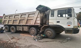 Va chạm với xe tải, người phụ nữ chết thảm trên đường chở gạo đi bán