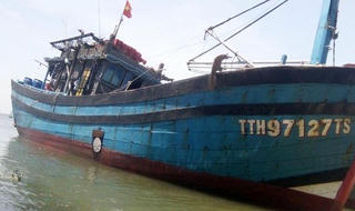 Bị tàu lạ đâm giữa đêm, 13 ngư dân may mắn thoát nạn