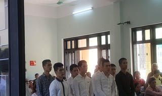 Hơn 100 năm tù cho nhóm côn đồ dùng dao phóng chết bạn