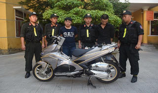 Hai thanh niên mang theo súng nửa đêm vứt ma túy bên đường