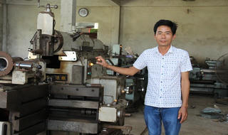 Anh nông dân chân đất và chiếc máy ép củi xuất ngoại