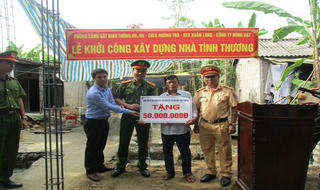 Trao nhà tình nghĩa cho thân nhân liệt sỹ 