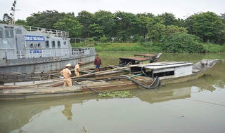 Phát hiện nhiều vụ khai thác cát trái phép trên sông Hương