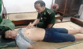 Cứu  9 ngư dân bị chìm tàu ở cửa biển Thuận An