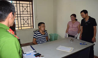 Khởi tố đối tượng giết bạn của bố tại đám tang