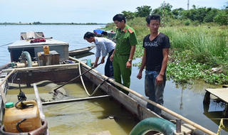 Phát hiện thuyền khai thác cát trái phép ở hạ lưu sông Hương