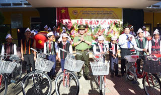 Công an tỉnh TT- Huế tặng xe đạp cho các em học sinh nghèo vượt khó