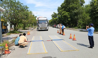 Phạt hơn 100 triệu đồng ô tô chở quá trọng tải gần 3 lần