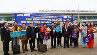 Ngày đầu năm, Huế tưng bừng chào đón khách 'xông đất' đường hàng không