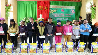 NHCSXH Thừa Thiên- Huế mang mùa xuân đến với hộ nghèo và các đối tượng chính sách