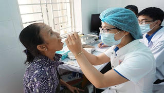 Khám và phát thuốc miễn phí cho hàng trăm người dân có hoàn cảnh khó khăn