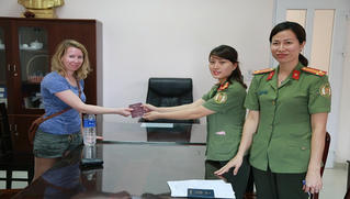 Trao trả lại hộ chiếu cho du khách nước ngoài
