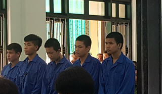 Đâm người trong quán nhậu, nhóm thanh niên kéo nhau vào tù