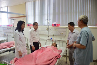 Chủ tịch UBND tỉnh TT- Huế thăm hỏi nạn nhân bị 'cát tặc' tấn công trọng thương