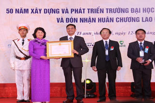 Trường Đại học Kinh tế - Đại học Huế đón nhận Huân Chương Lao đông hạng Nhất