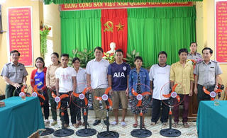 Cục THADS tỉnh Thừa Thiên- Huế tặng quà cho các hộ nghèo huyện A Lưới