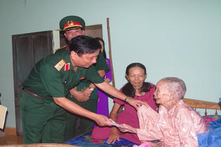 Bộ tư lệnh Quân khu 4 thăm, tặng quà các gia đình chính sách, bà mẹ Việt Nam anh hùng