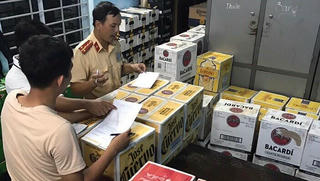 Bắt ô tô chở hàng nghìn chai bia, rượu lậu