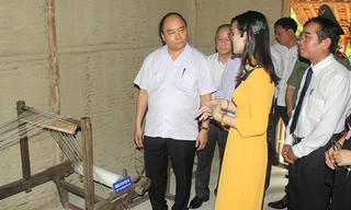 Thủ tướng thăm và dâng hương tại di tích nhà lưu niệm Bác Hồ