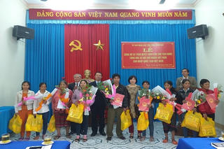 Trao quyết định nhập quốc tịch Việt Nam cho 09 công dân Lào ở A Lưới