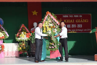 Hàng ngàn học sinh vùng lũ khai giảng năm học mới